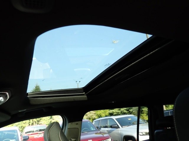 New 2025 Jeep Grand Cherokee L Laredo image 17