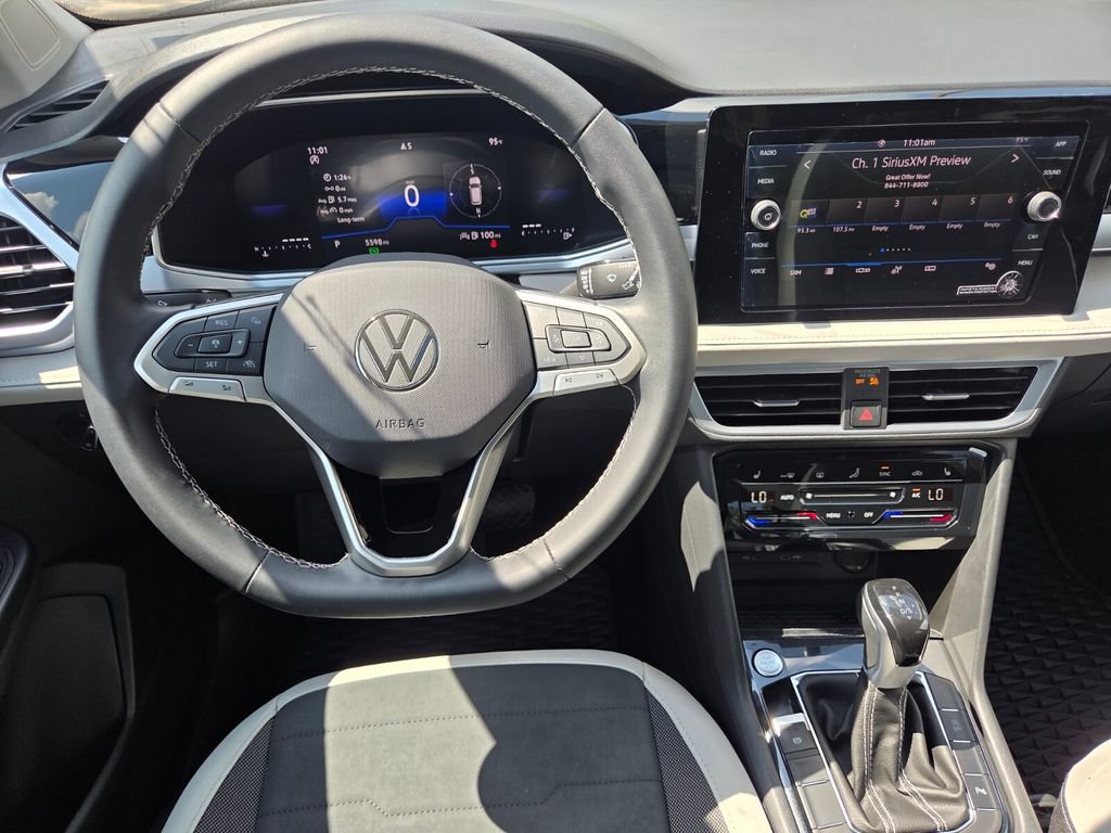 Certified 2025 Volkswagen Taos SE FWD image 21