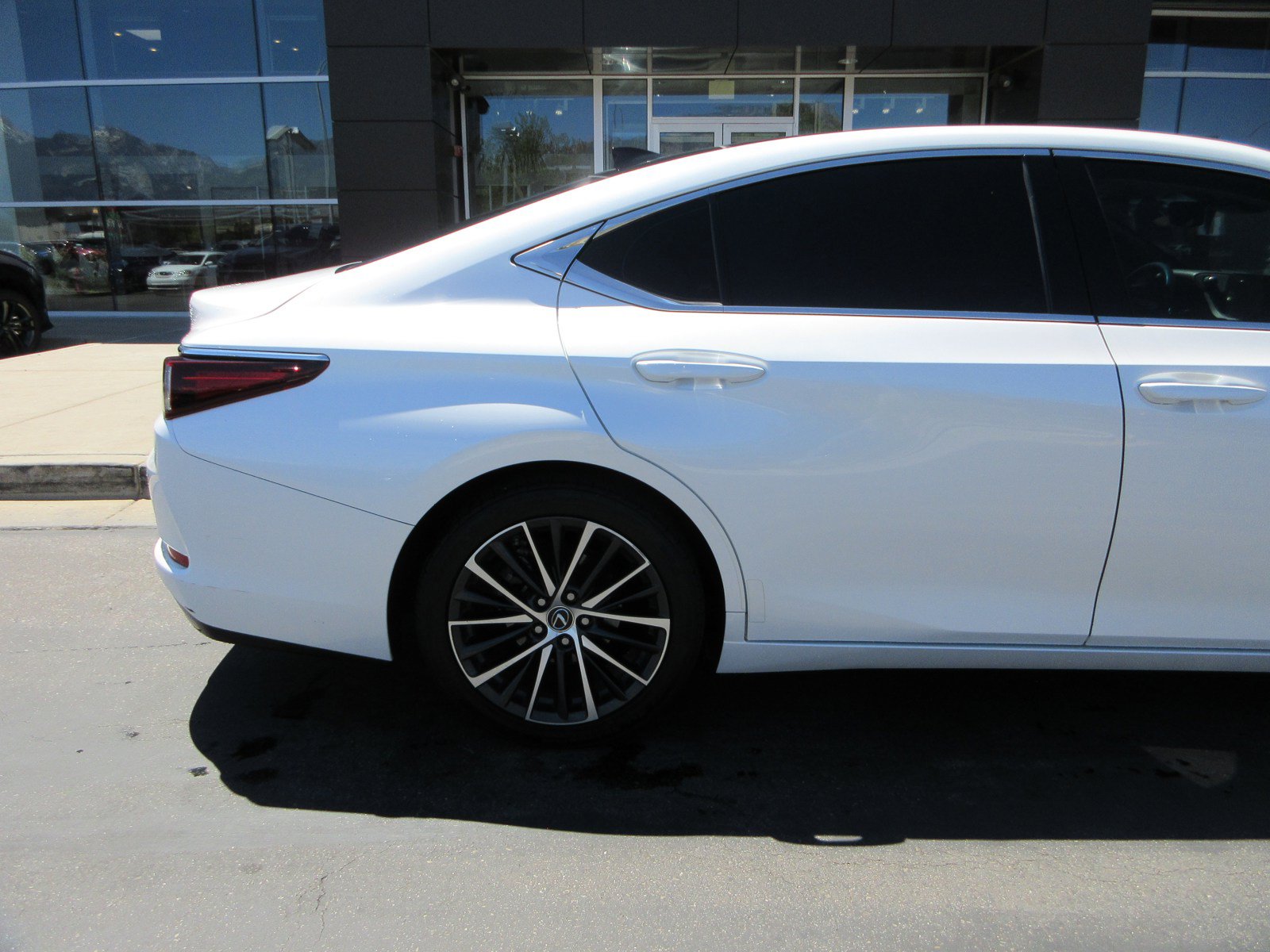 Used 2022 Lexus ES 350 w/ Premium Package FWD image 10