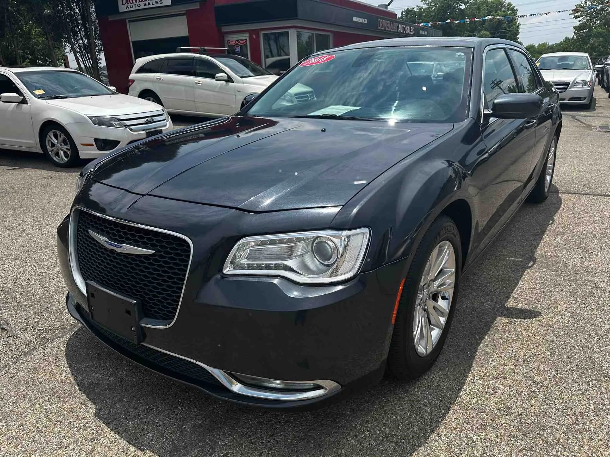 Used 2018 Chrysler 300 Touring w/ Driver Convenience Group image 4