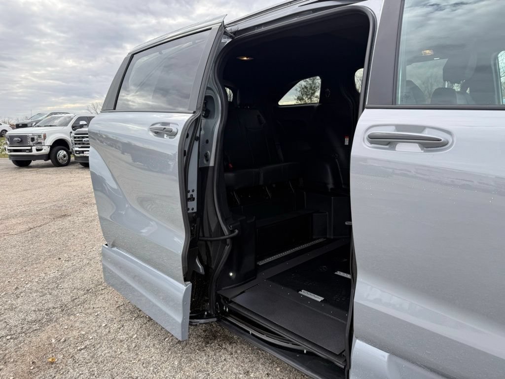 Used 2025 Toyota Sienna XSE w/ XSE Plus Package AWD/4WD image 24