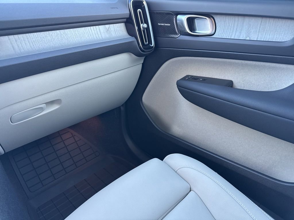 Used 2024 Volvo XC40 B5 Plus w/ Protection Package Premier image 28