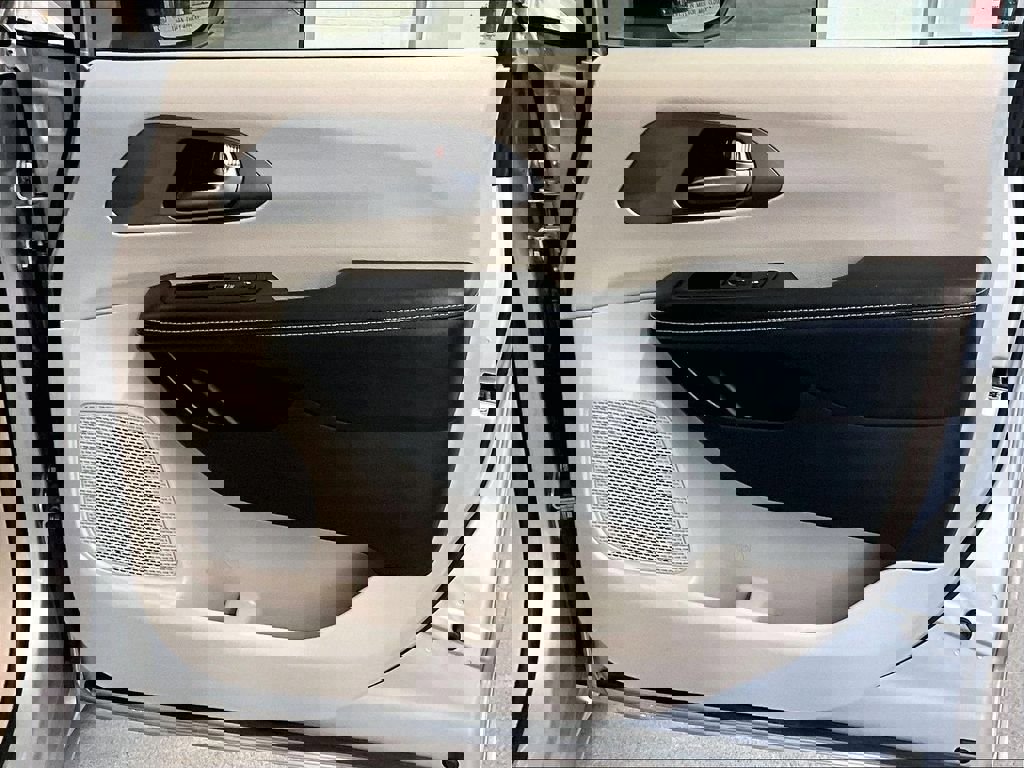 Used 2023 Chrysler Pacifica Touring-L FWD image 12