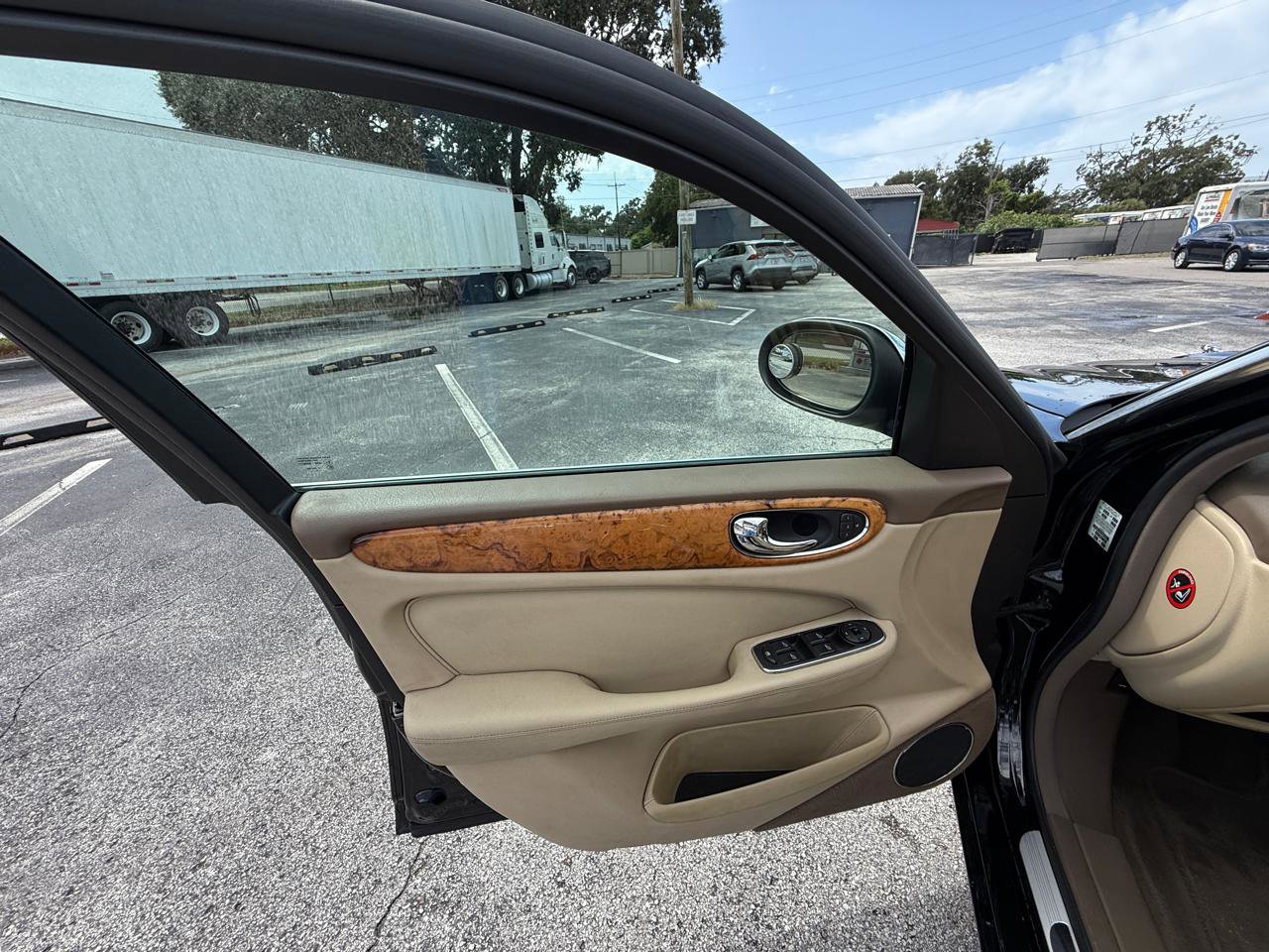 Used 2005 Jaguar XJ8 image 14