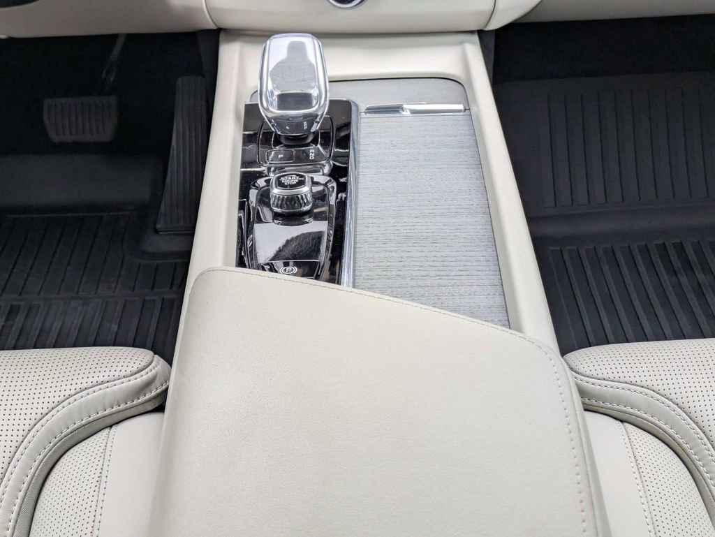 Certified 2025 Volvo XC60 B5 Ultra w/ Protection Package Premier AWD/4WD image 24