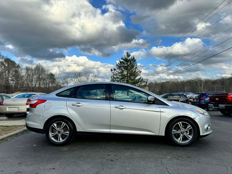 Used 2014 Ford Focus SE w/ SE Sport Package image 4