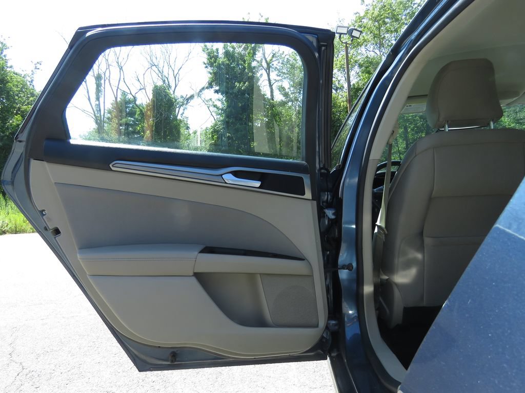 Used 2019 Ford Fusion SE FWD image 16