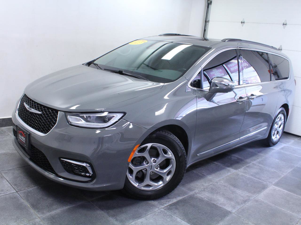 Used 2022 Chrysler Pacifica Limited image 2