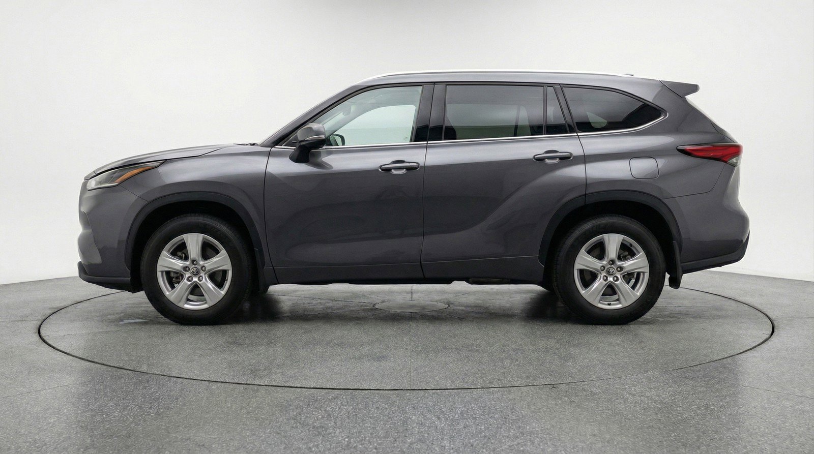 Used 2025 Toyota Highlander LE image 5