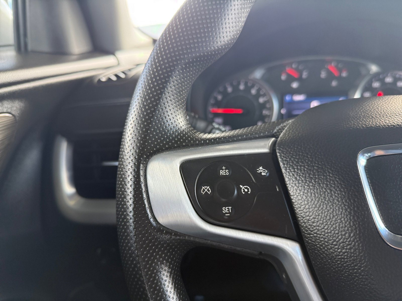 Used 2023 GMC Terrain SLE w/ Driver Convenience Package image 18