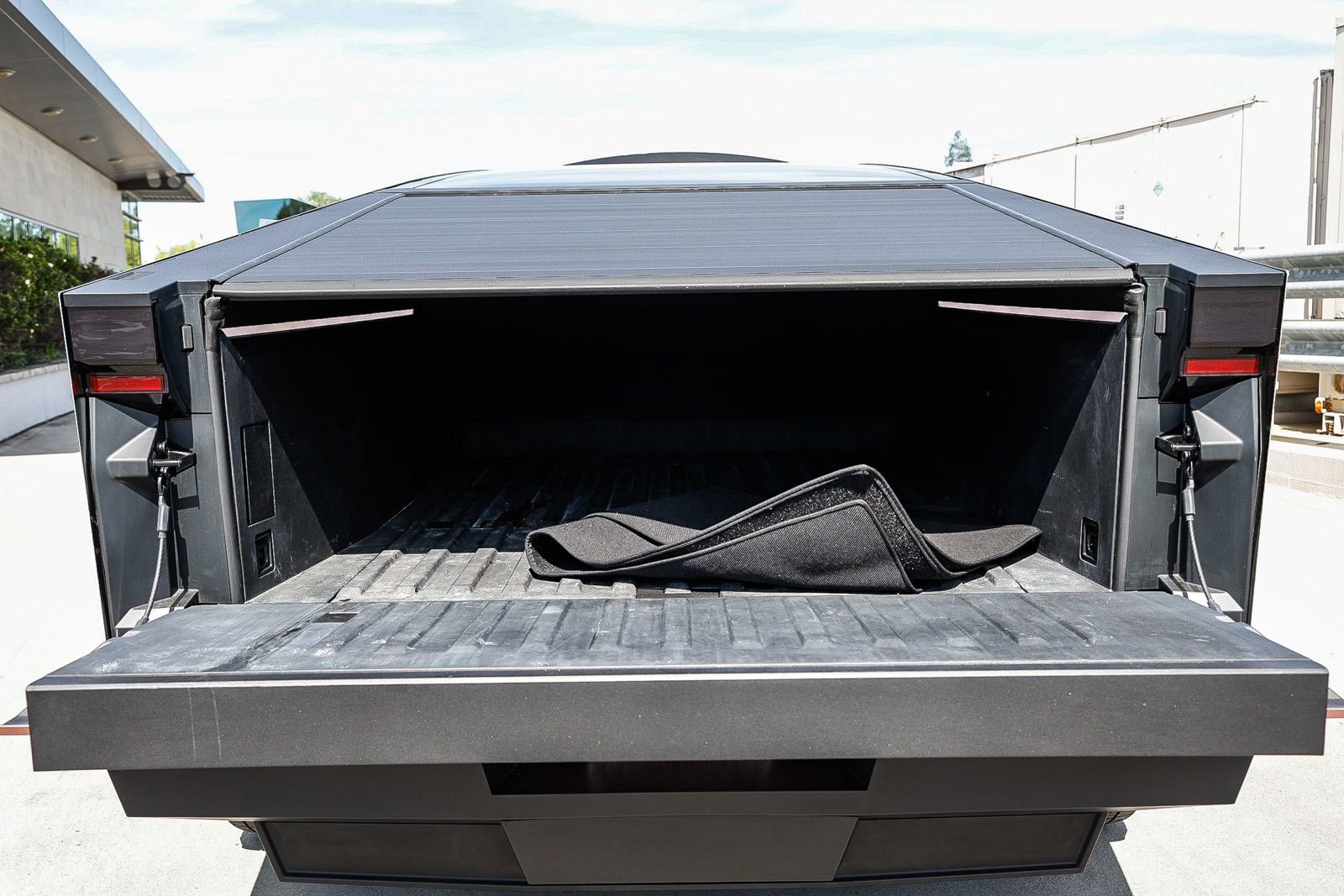 Used 2024 Tesla Cybertruck AWD Crew Cab image 26