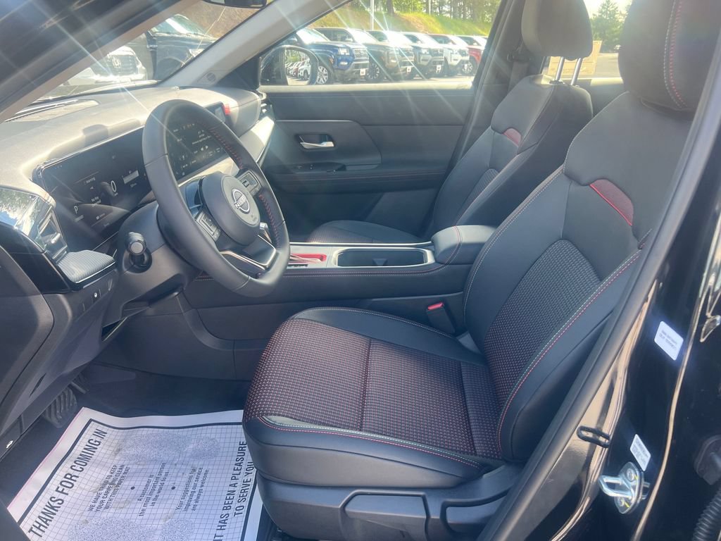 Certified 2025 Nissan Kicks SR AWD/4WD image 11