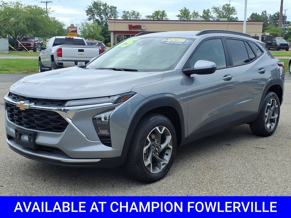 Used 2025 Chevrolet Trax LT FWD image 3
