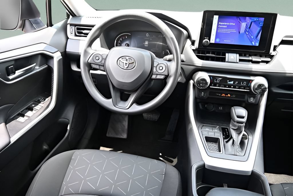 Used 2025 Toyota RAV4 XLE FWD image 31