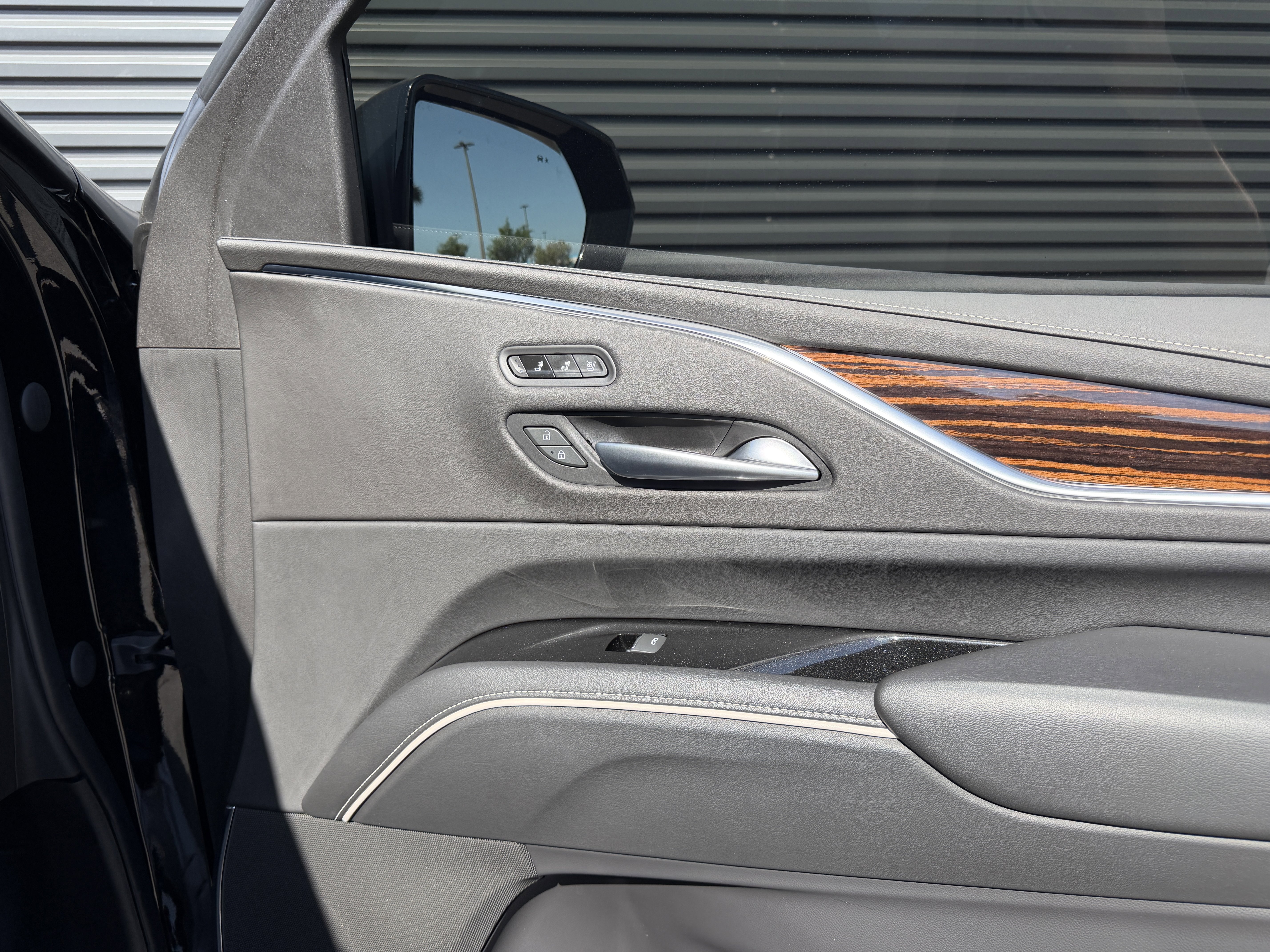 Used 2023 Cadillac Escalade Premium Luxury image 27