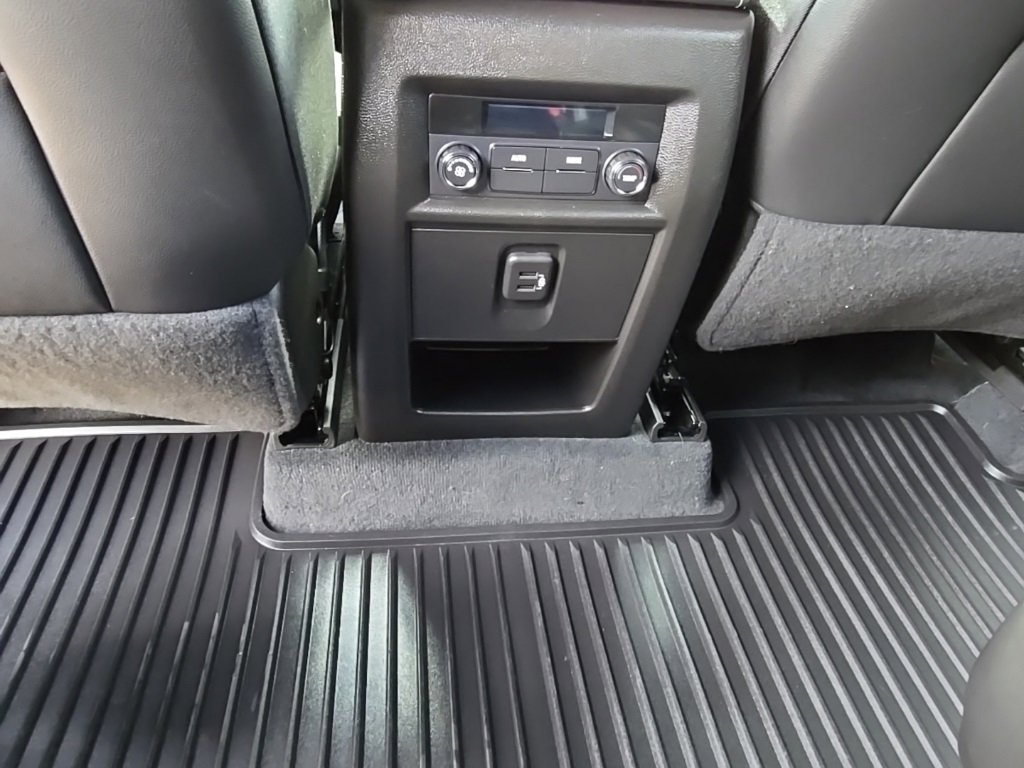 Used 2023 Chevrolet Traverse LT w/ Rear Camera Mirror Package image 16
