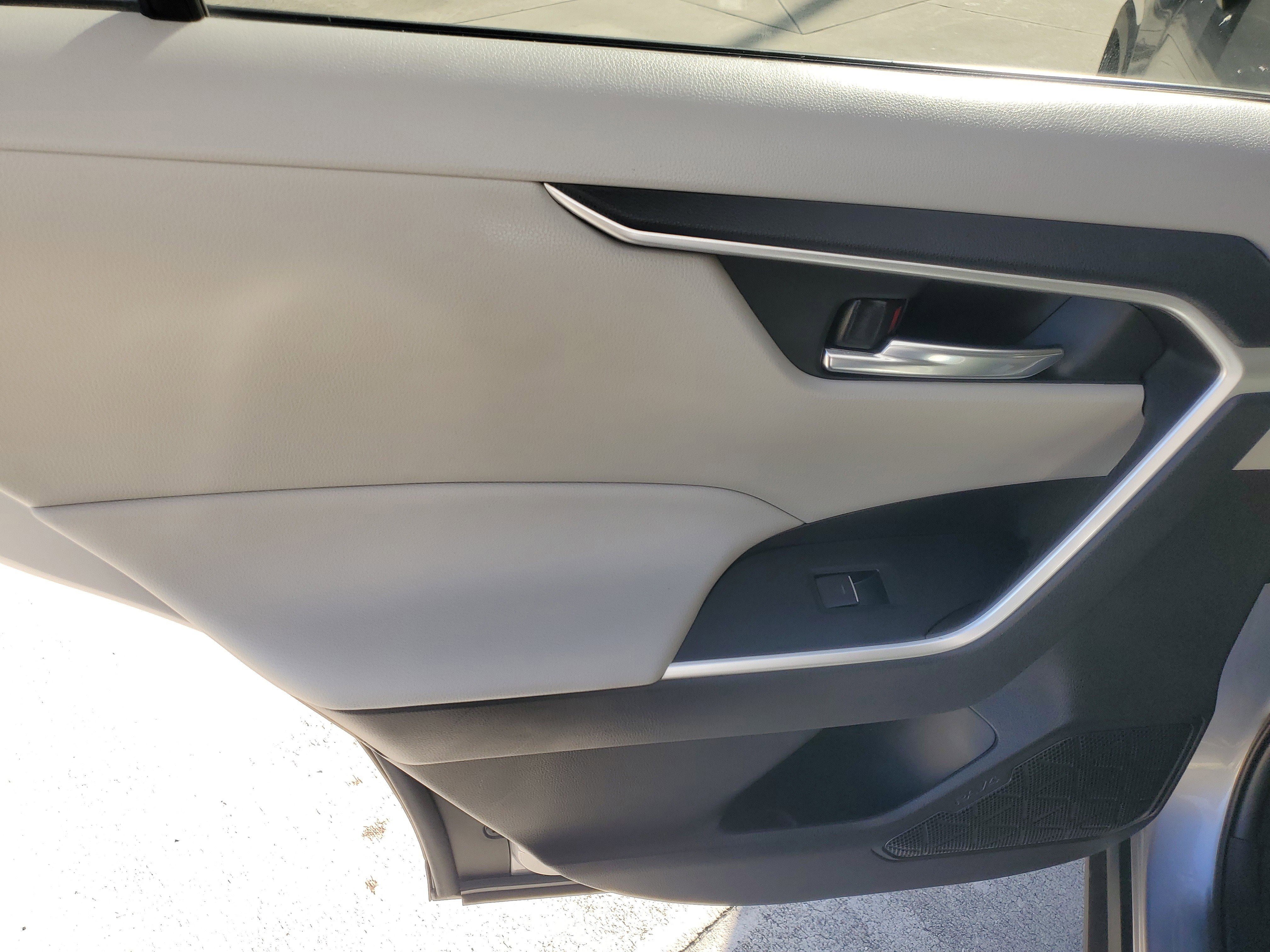 Used 2022 Toyota RAV4 XLE Premium image 17