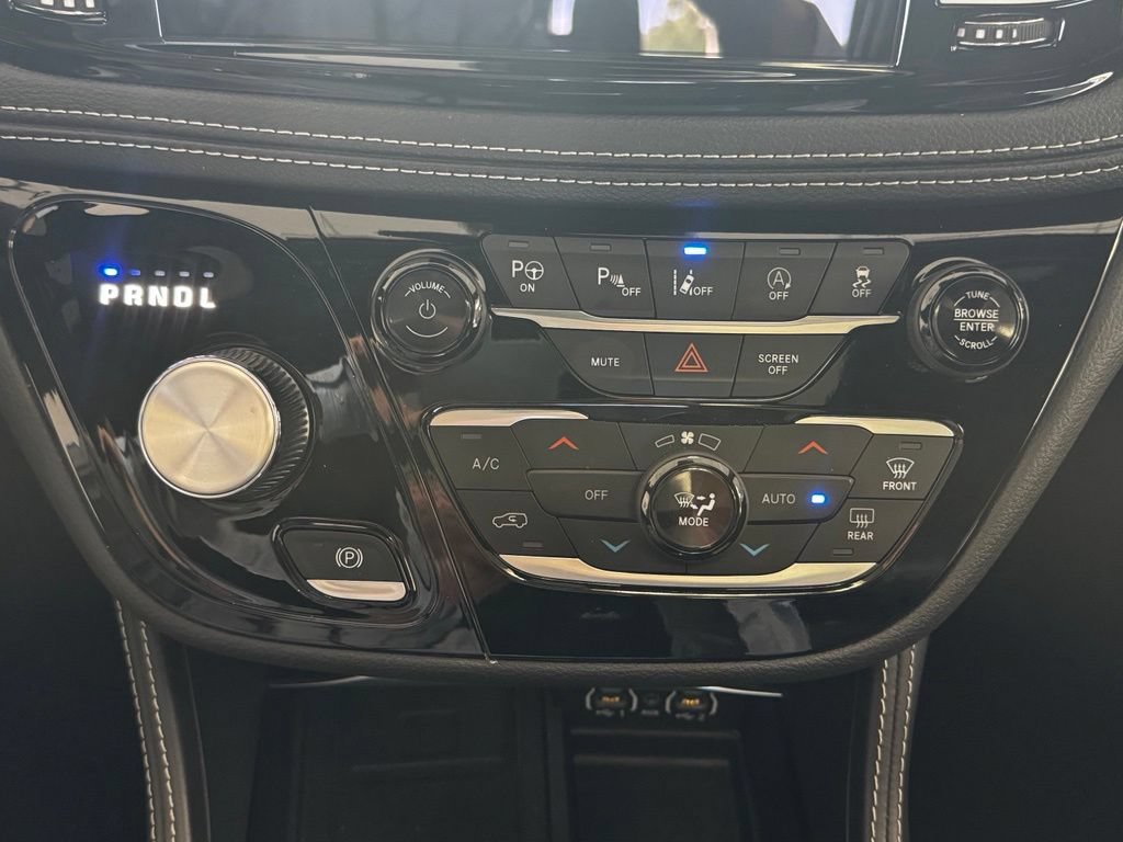 Certified 2023 Chrysler Pacifica Limited w/ Uconnect Theater Family Group FWD image 23