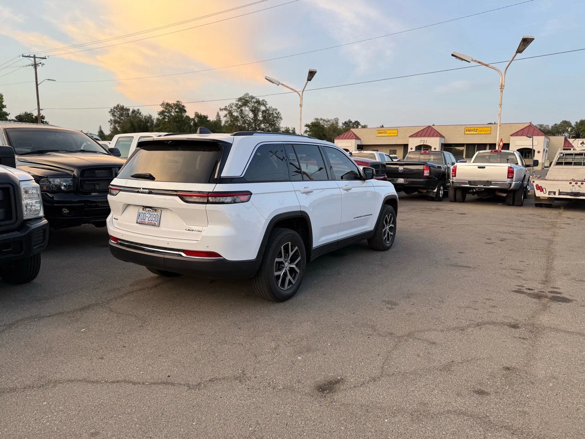 Used 2023 Jeep Grand Cherokee Limited w/ Luxury Tech Group II image 3