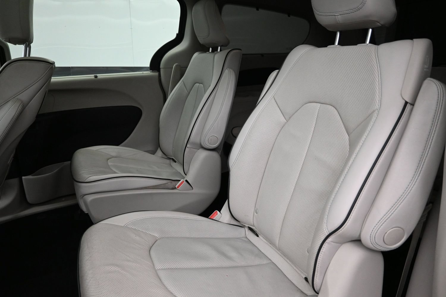 Used 2018 Chrysler Pacifica Limited w/ Advanced Safetytec Group FWD image 22