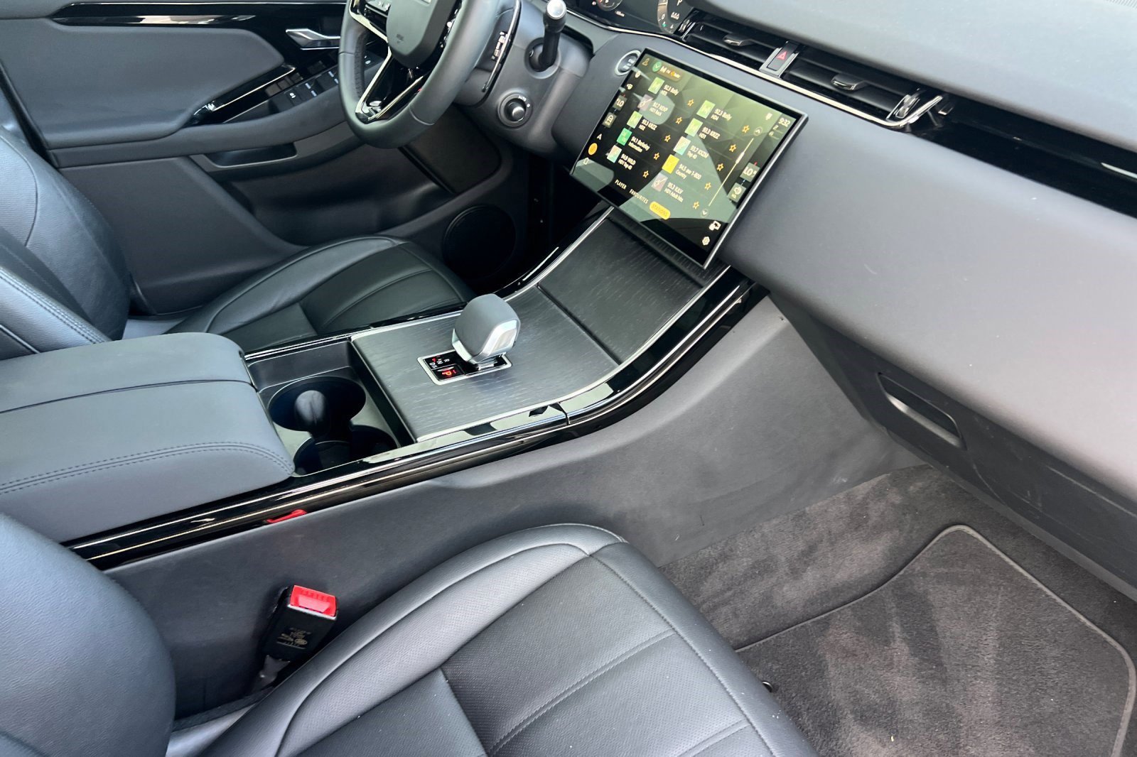 Used 2024 Land Rover Range Rover Evoque Dynamic SE image 33