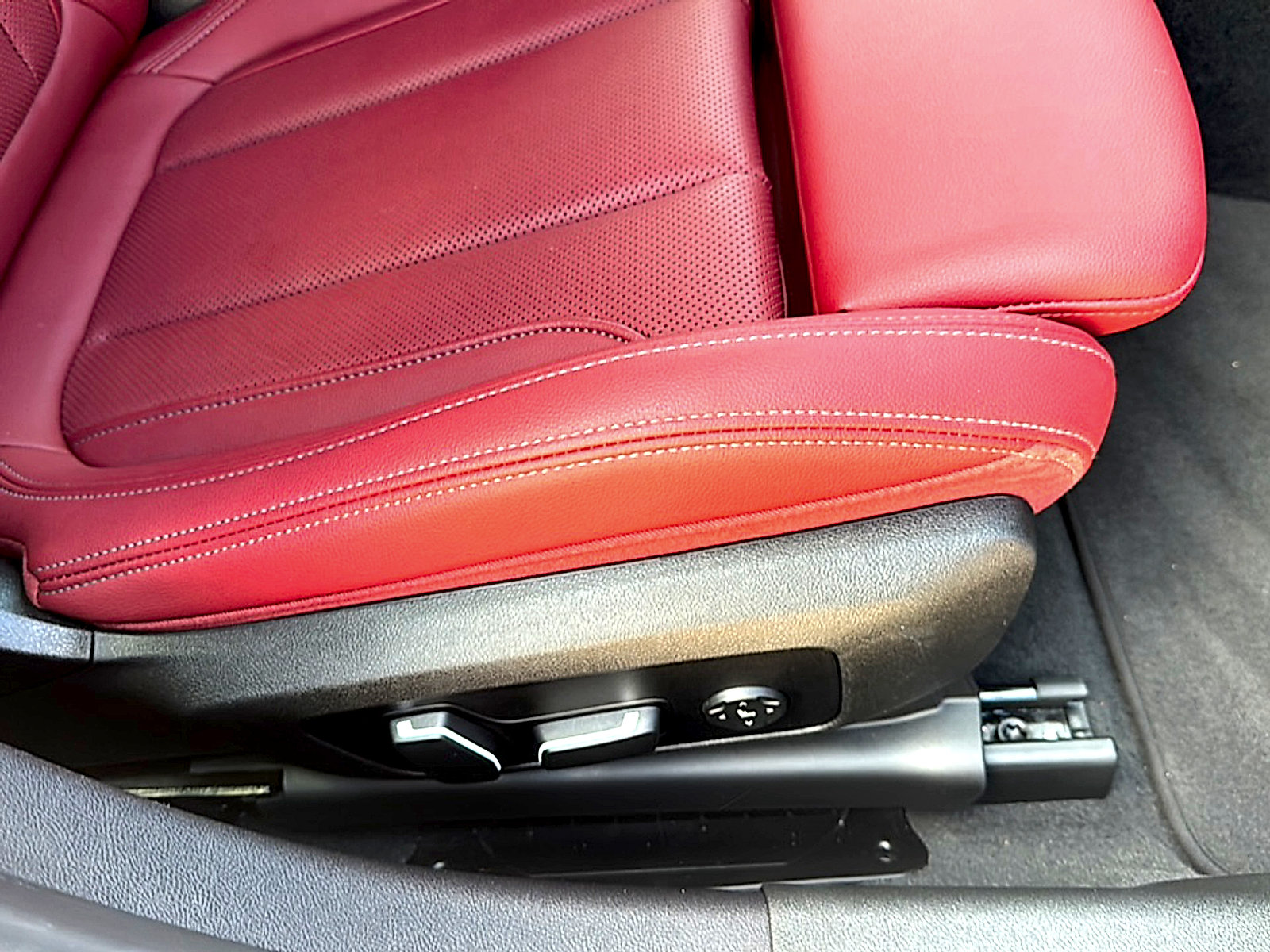 Used 2024 BMW 330i Sedan w/ M Sport Package RWD image 26