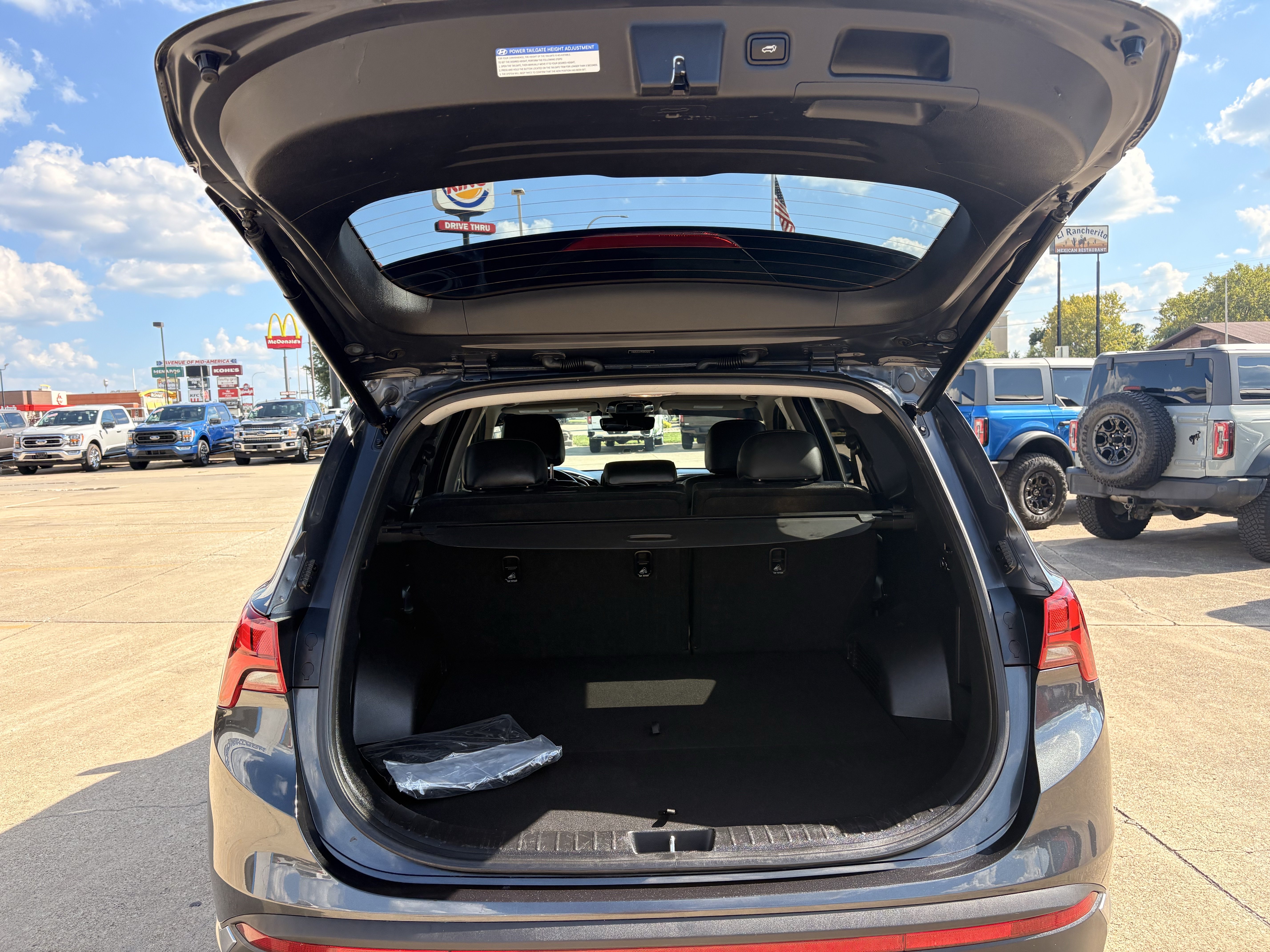 Used 2022 Hyundai Santa Fe SEL w/ Convenience + Premium Package FWD image 6