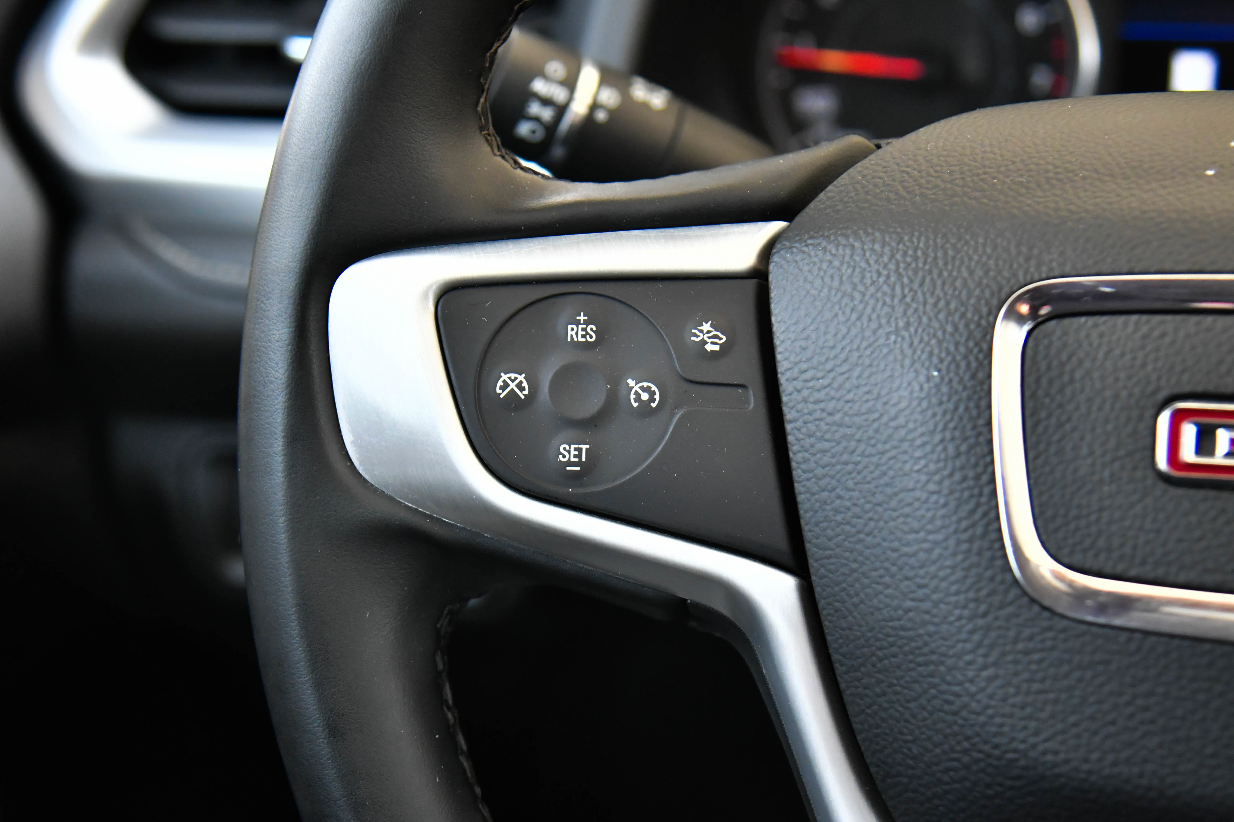 Used 2023 GMC Acadia SLT image 32