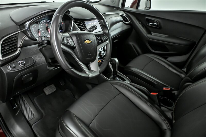 Used 2020 Chevrolet Trax LT w/ Driver Confidence Package AWD/4WD image 16