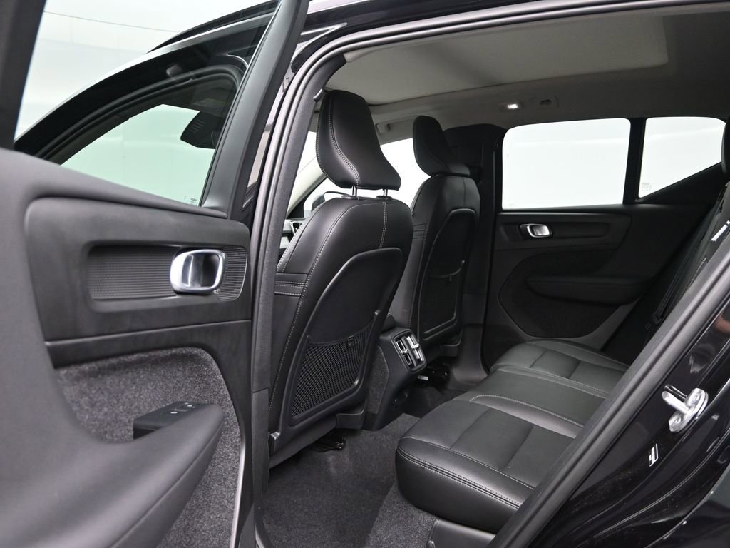 Used 2025 Volvo XC40 B5 Plus image 14