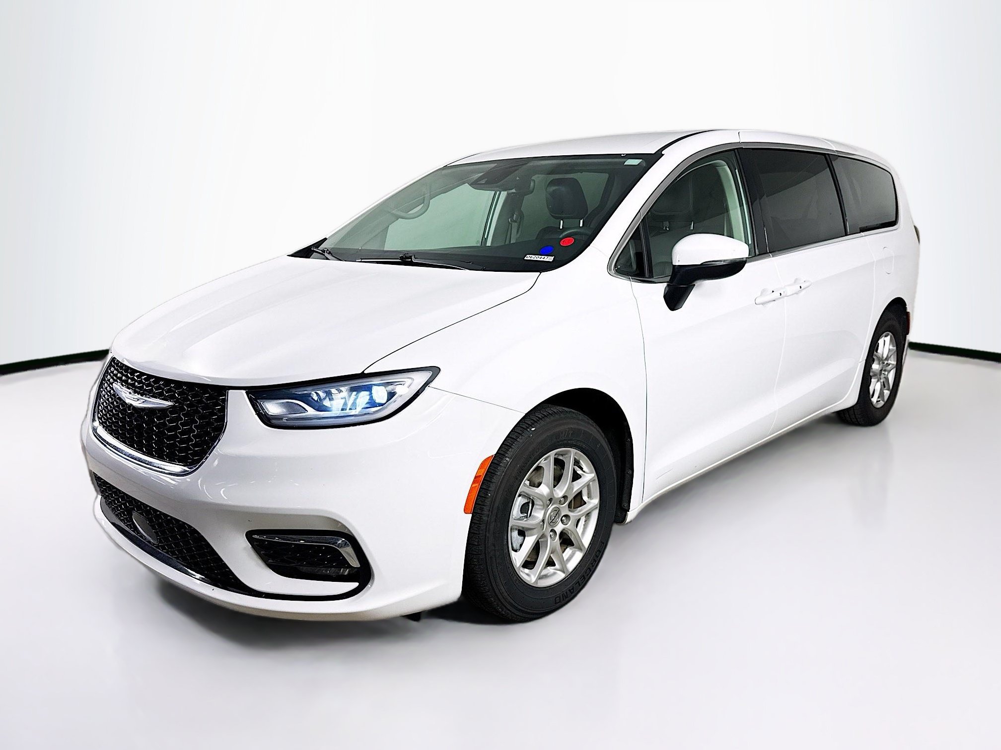 Used 2023 Chrysler Pacifica Touring-L FWD image 4