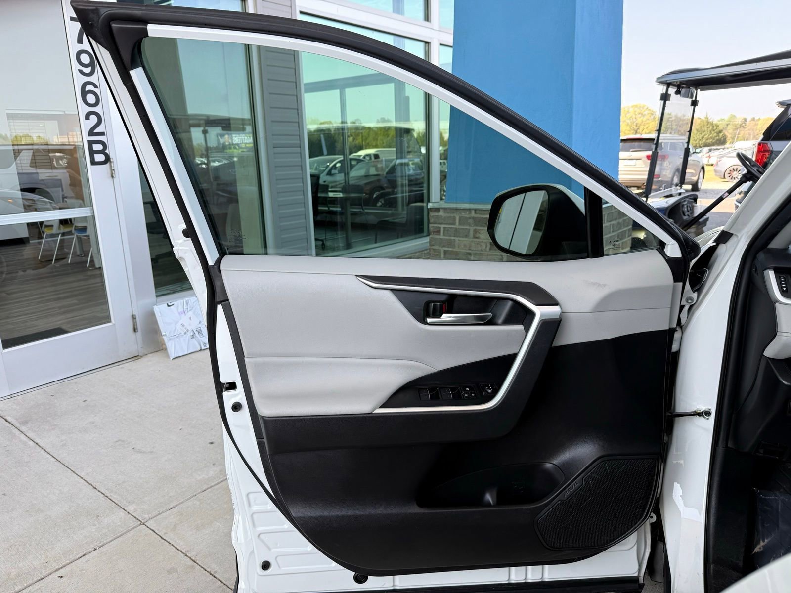 Used 2022 Toyota RAV4 XLE Premium image 15