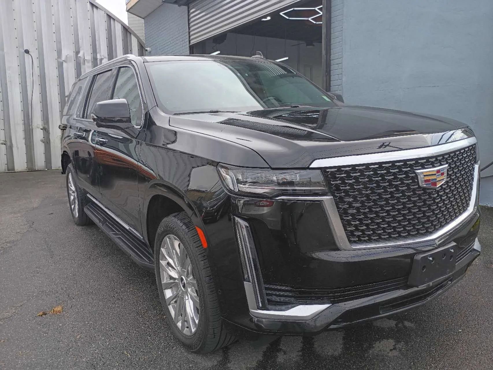 Used 2023 Cadillac Escalade ESV Premium Luxury AWD/4WD image 2