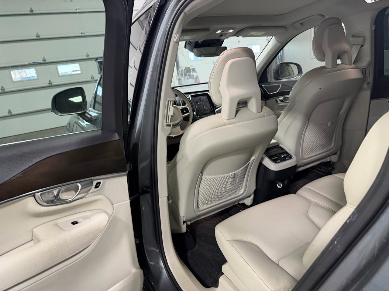 Used 2018 Volvo XC90 T6 Momentum w/ Convenience Package image 23
