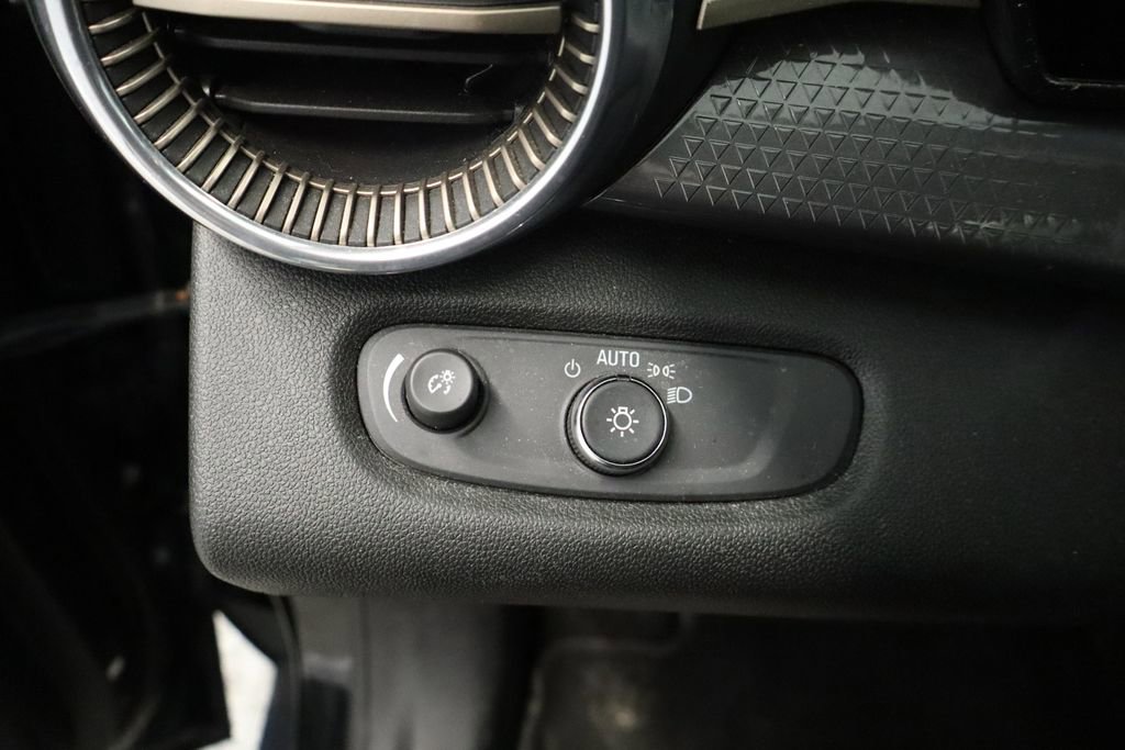 Used 2024 Chevrolet Trax ACTIV w/ Sunroof Package image 36