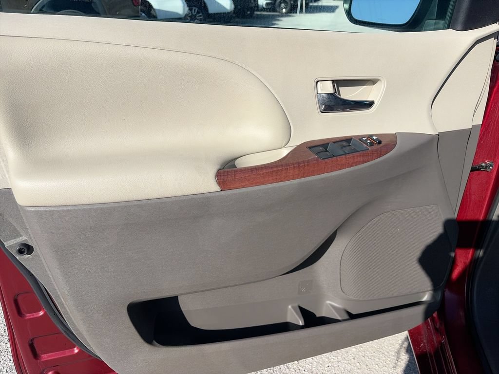 Used 2014 Toyota Sienna XLE FWD image 30