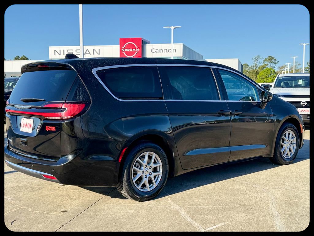 Used 2024 Chrysler Pacifica Touring-L image 12