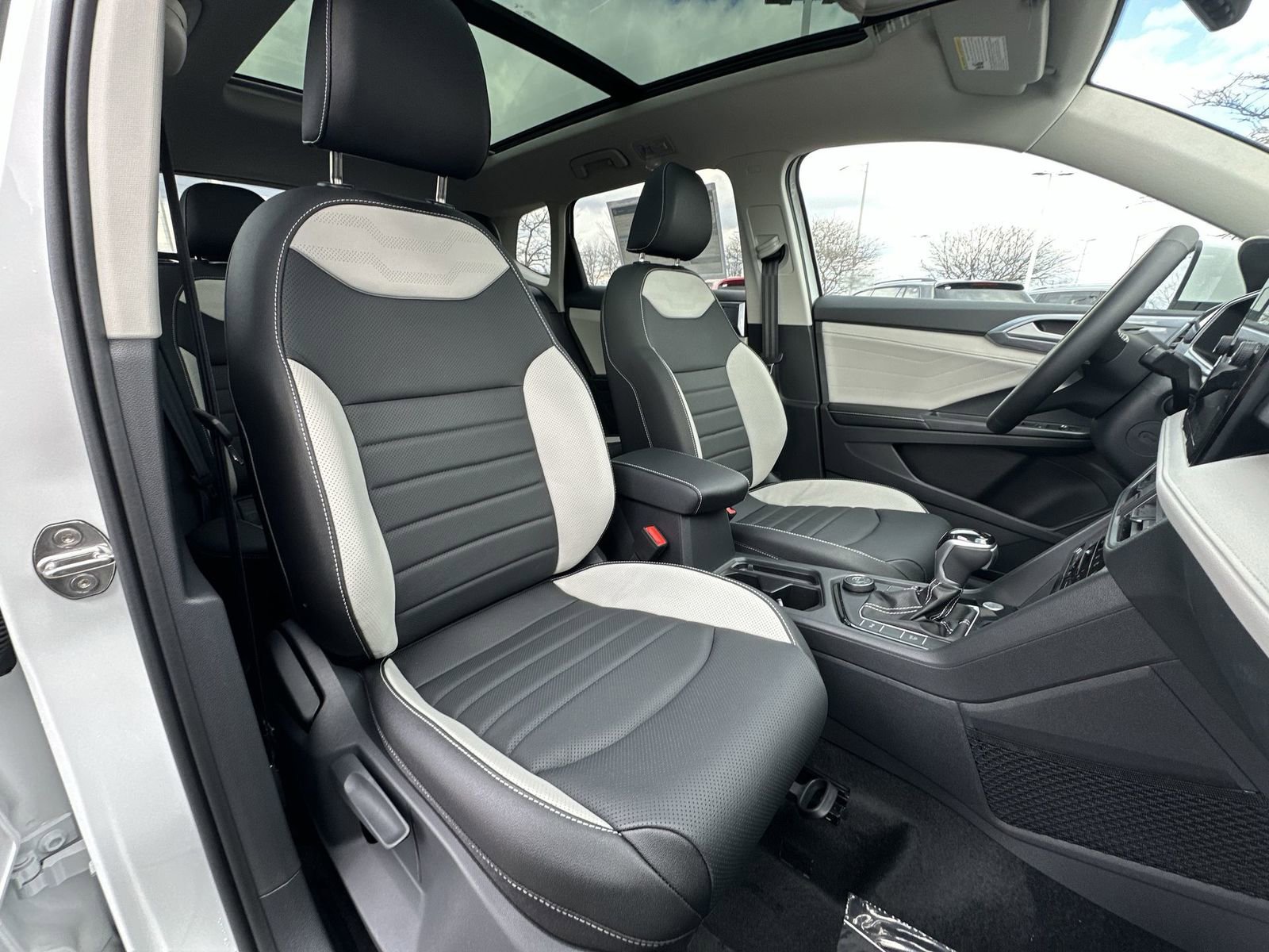 Used 2025 Volkswagen Taos SEL AWD/4WD image 28