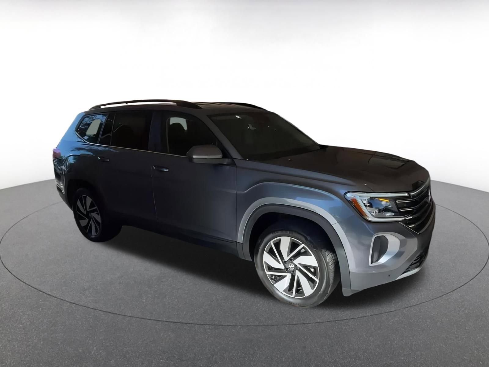 Used 2025 Volkswagen Atlas SE image 2