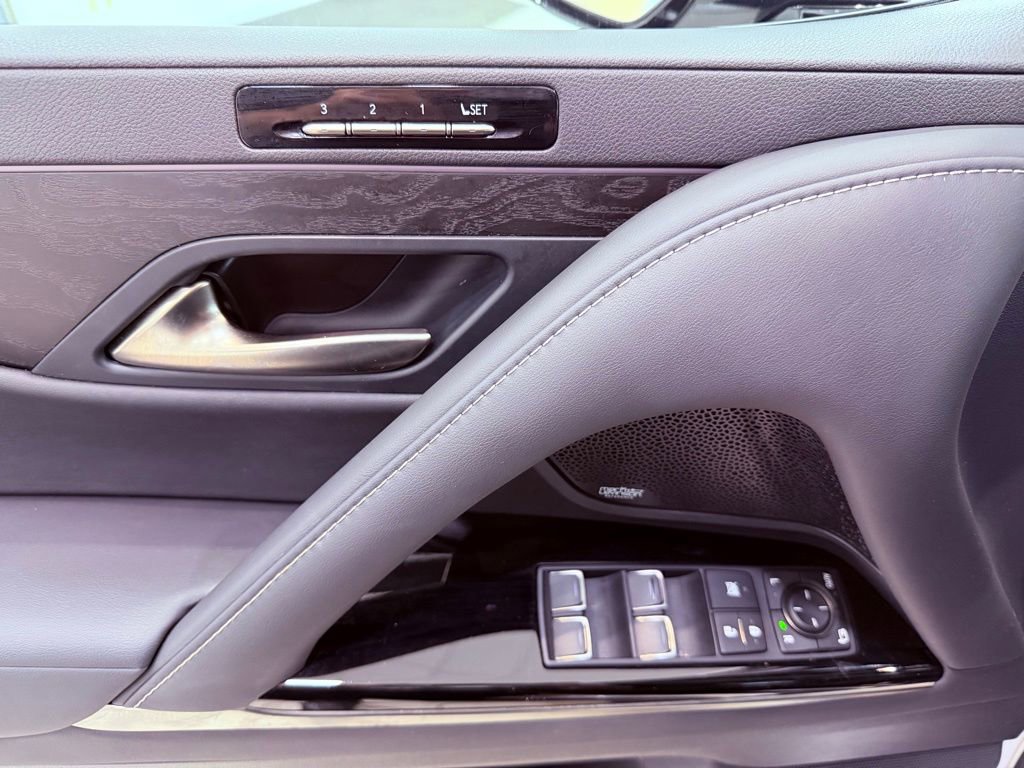 Used 2022 Lexus LX 600 4WD w/ Premium Package image 22