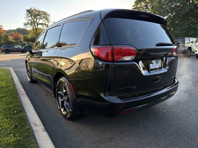Used 2019 Chrysler Pacifica Touring-L w/ S Appearance Package FWD image 6