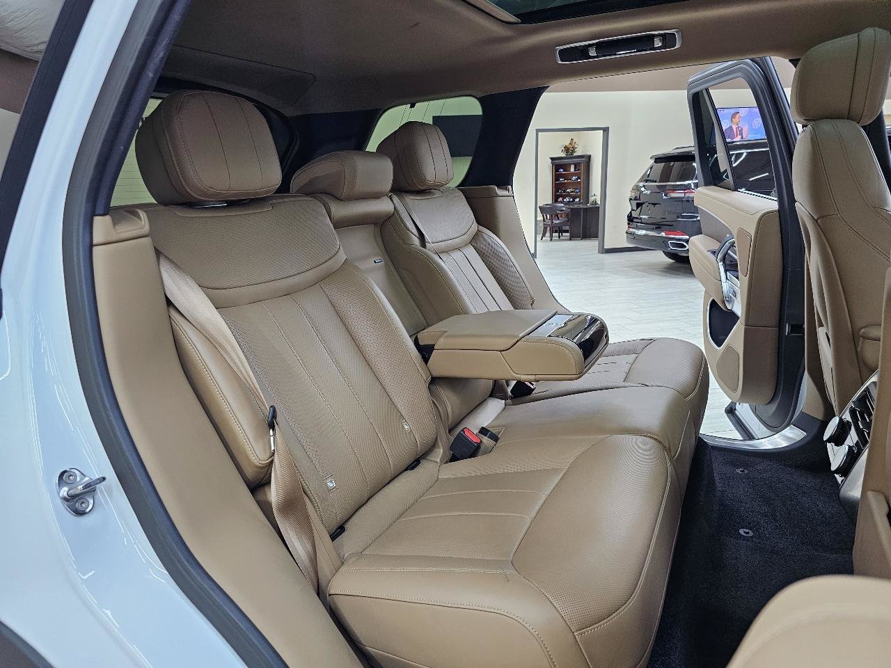 Used 2025 Land Rover Range Rover SE AWD/4WD image 24