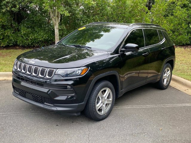 Used 2023 Jeep Compass Latitude w/ Sun and Sound Group AWD/4WD image 3