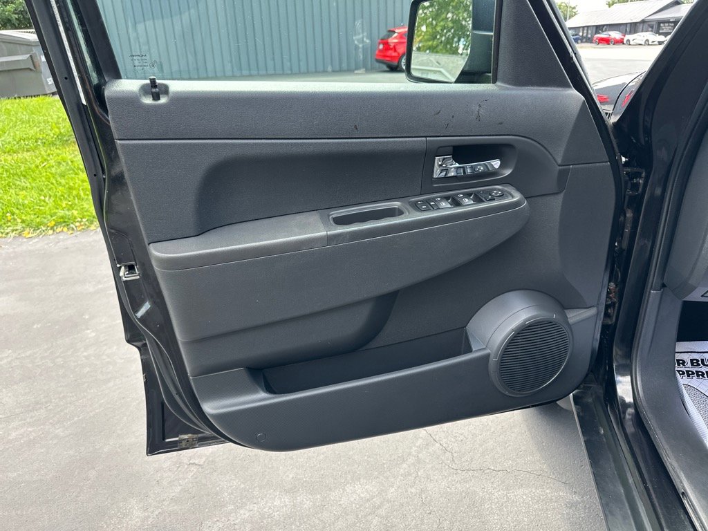 Used 2009 Jeep Liberty Sport image 16