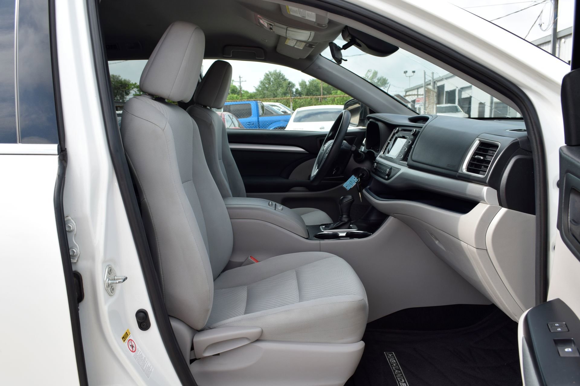 Used 2019 Toyota Highlander LE FWD image 25