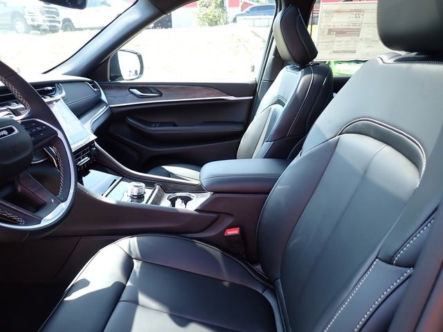 New 2025 Jeep Grand Cherokee Limited w/ Black Appearance Package image 12