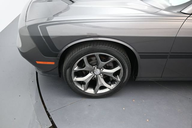 Used 2016 Dodge Challenger SXT w/ Driver Convenience Group RWD image 9