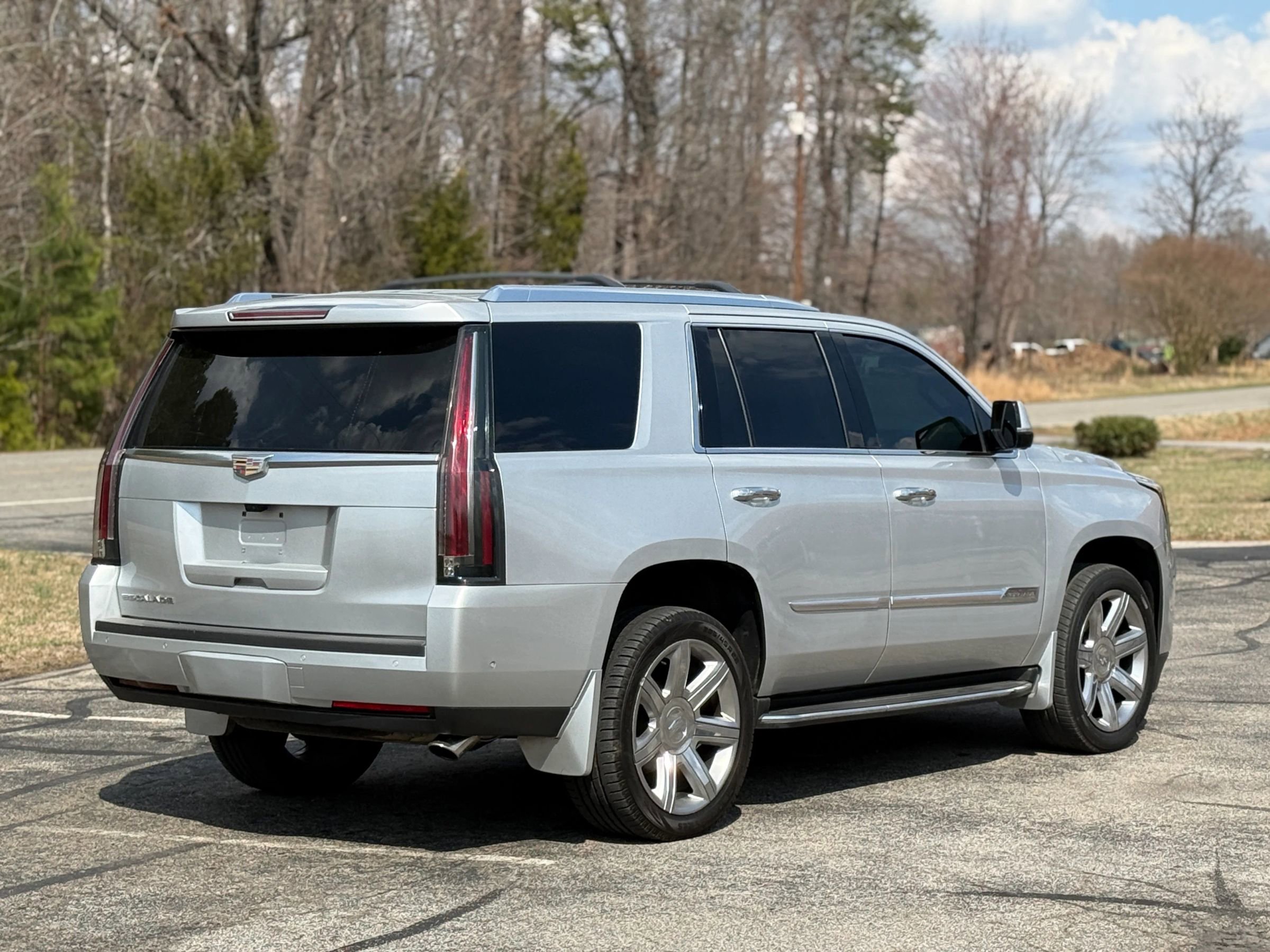 Used 2017 Cadillac Escalade Premium Luxury image 4