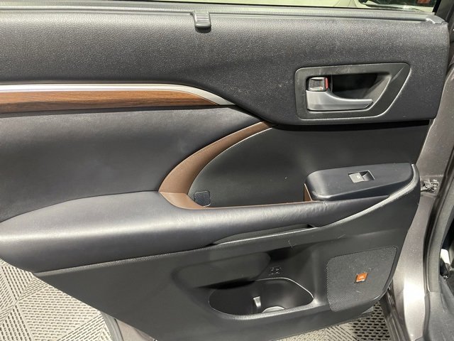 Used 2016 Toyota Highlander Limited image 22