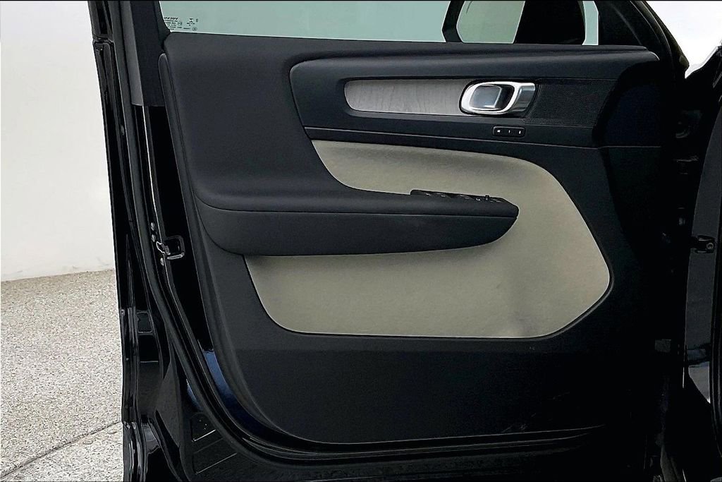 Used 2023 Volvo XC40 B5 Plus w/ Protection Package Premier image 24